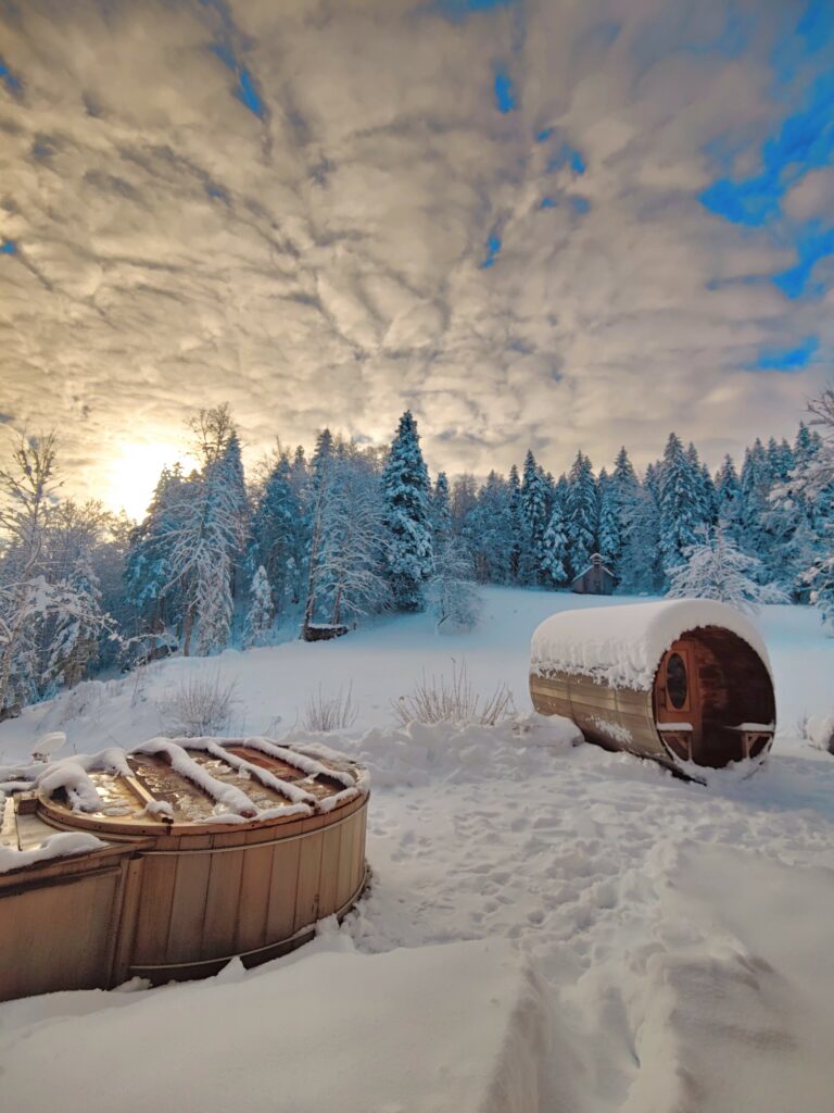 Spa, sauna et bain nordique sous la neige dans le Jura