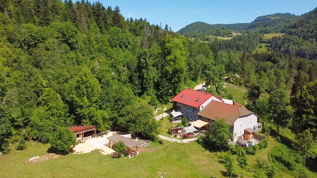 Domaine Le Coupet entouré par la forêt du Haut-Jura