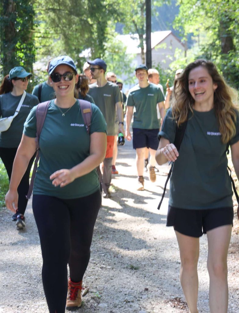 Équipe d’entreprise participant à une activité de team building au domaine Le Coupet, lieu de séminaire nature privatisé dans le Jura.
