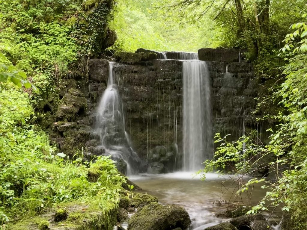 La petite rivière le Lizon et ses cascades, aux Crozets