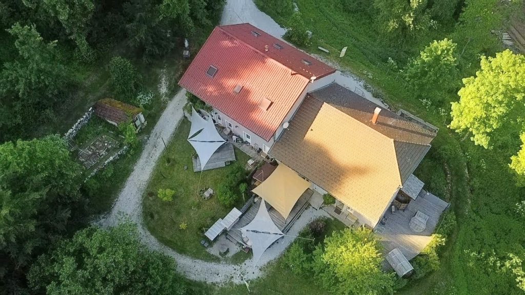 Grandes terrasses du gîte de groupe Le Coupet dans le Jura