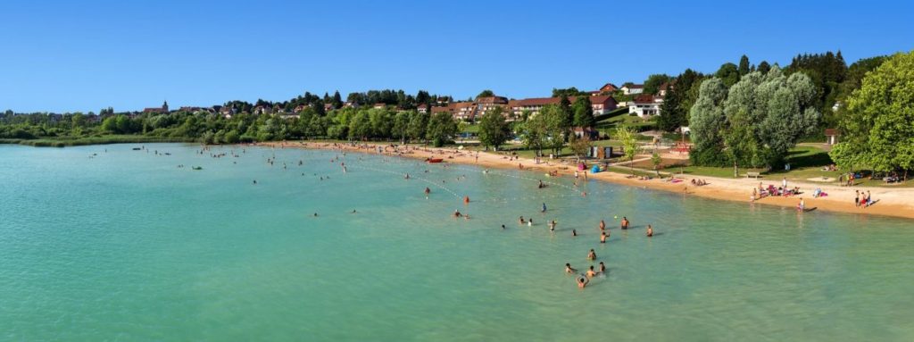 Plage familiale sur le lac de Clairvaux