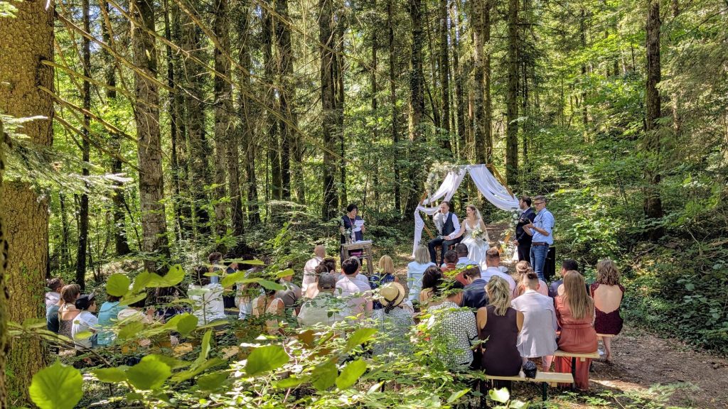 Cérémonie laïque de mariage en forêt au domaine Le Coupet dans le Jura