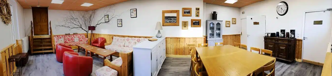 Chalet Les Louvières : gîte pour 15 personnes aux Crozets 2 Salle de vie du Chalet Les Louvières avec tables et coin salon