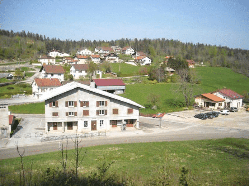 Chalet Les Louvières au centre du village des Crozets